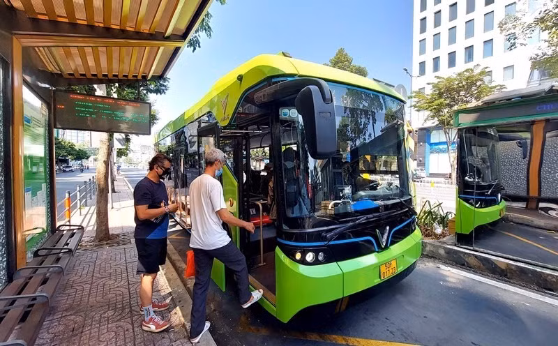 Dans le domaine du transport public de passagers, la transition vers des véhicules électriques s’accélère. Photo : Vneconomy.