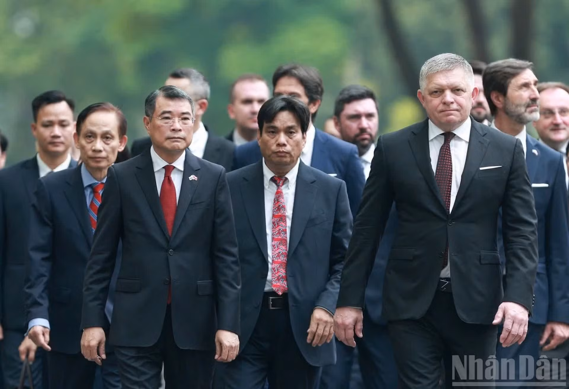 Le Premier ministre vietnamien Le Minh Hung et son homologue slovaque Robert Fico.