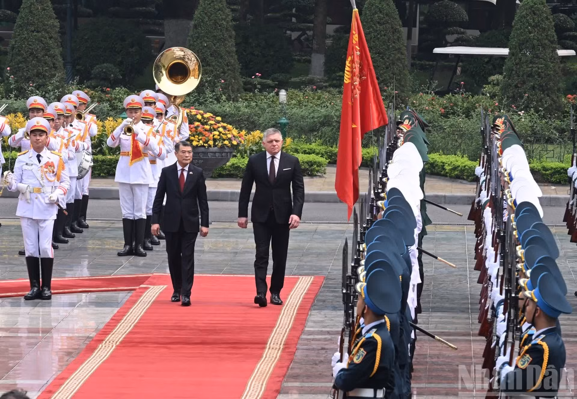 Le Premier ministre Le Minh Hung et son homologue slovaque Robert Fico passent en revue la garde d’honneur de l’Armée populaire du Vietnam.