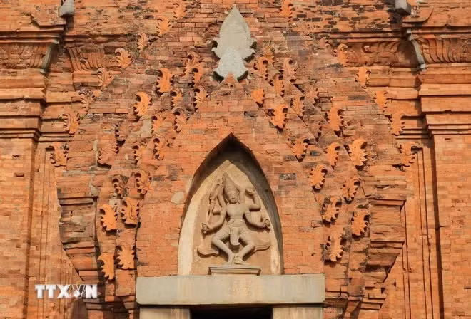 La voûte de la tour principale est ornée d’un bas-relief représentant le dieu Shiva debout sur un socle.