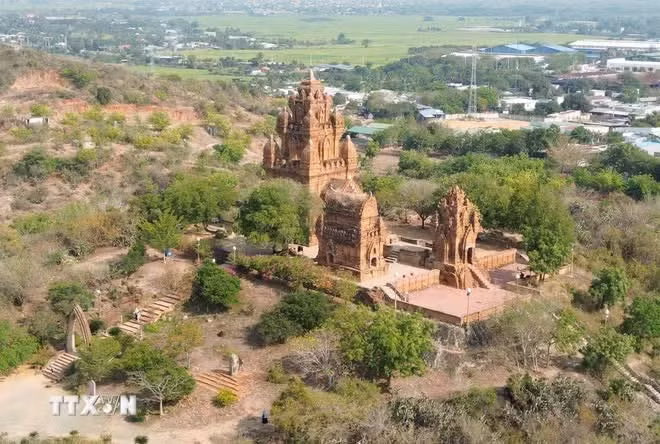 Dominant la colline de Trau, l’ensemble des tours de Po Klong Garai demeure l’un des témoignages les plus remarquables de l’architecture cham au Centre du Vietnam.