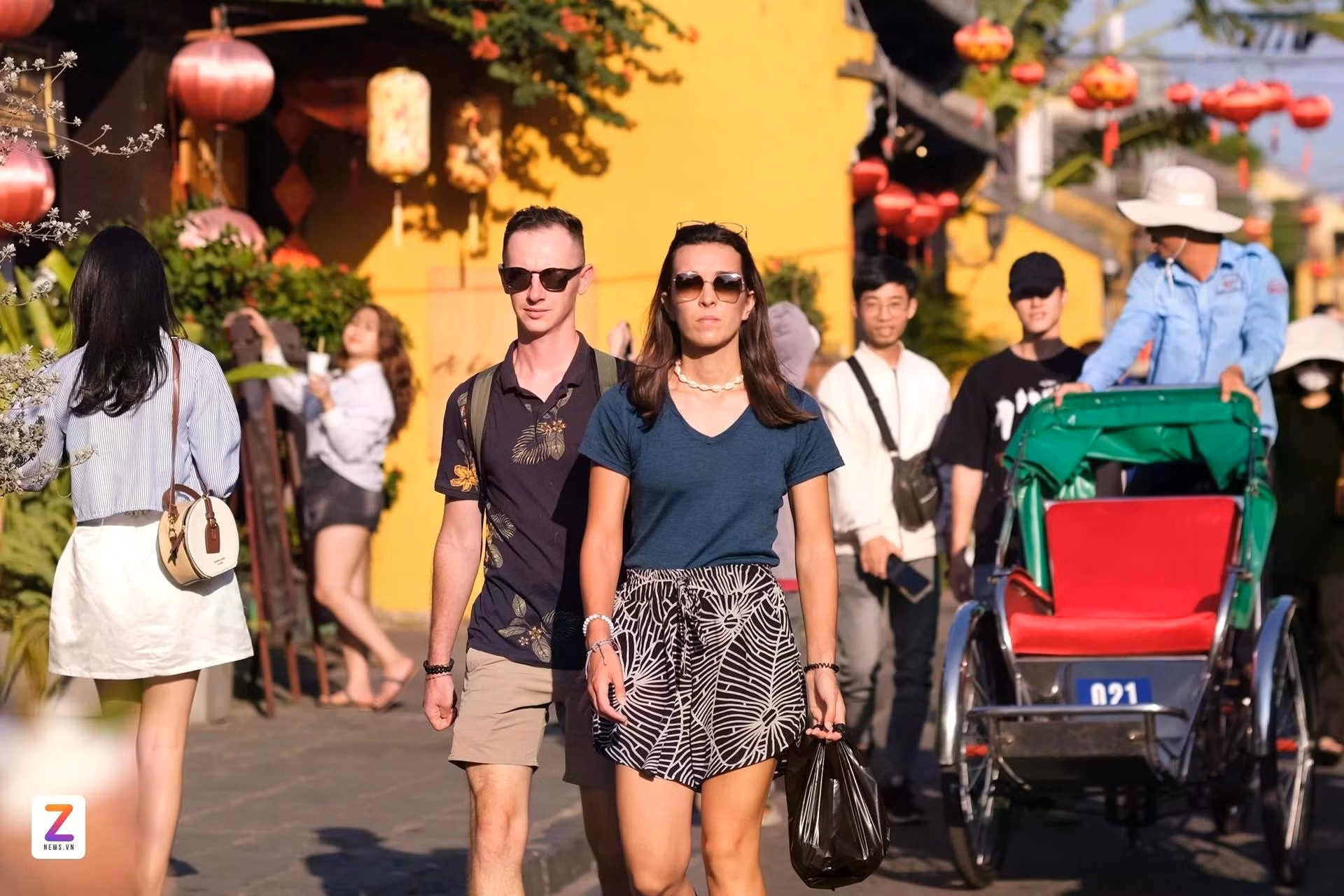 Des visiteurs découvrent la vieille ville de Hoi An en août 2024. Photo : Zing.