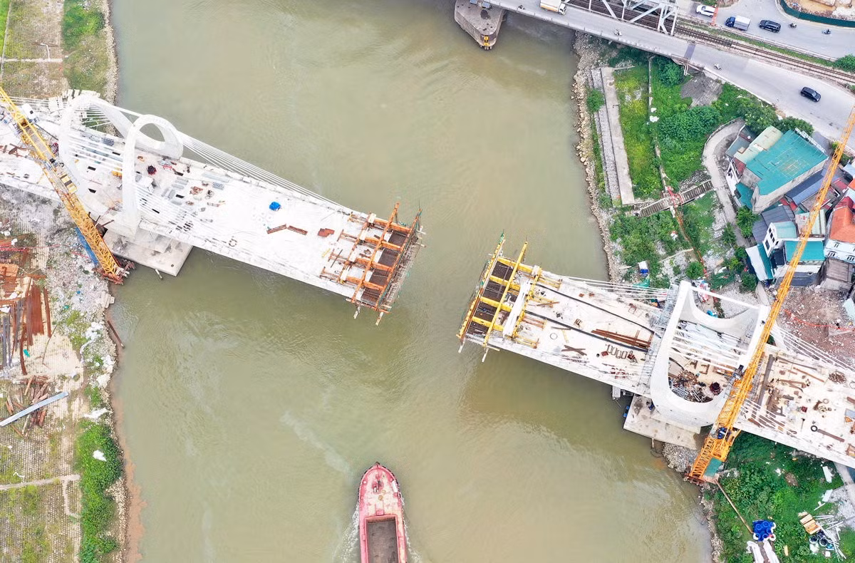 La fermeture de la travée principale au-dessus de la rivière est prévue au début du mois de juillet 2026. Photo : hanoimoi.