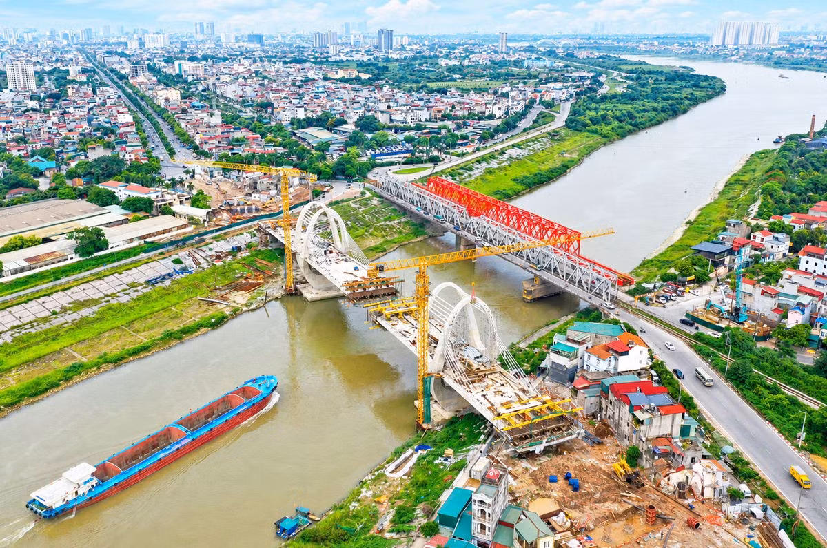 Vue d'ensemble du chantier du nouveau pont Duong, intégré au Projet de modernisation de la voie navigable de la rivière Duong. Photo : hanoimoi.