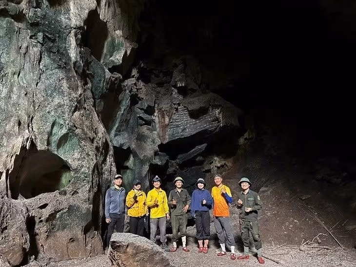 Les explorateurs rejoignent la zone où la nouvelle grotte a été découverte dans la réserve naturelle de Bac Huong Hoa. Photo : Conseil de gestion de la forêt à usage spécial de Nam Quang Tri.