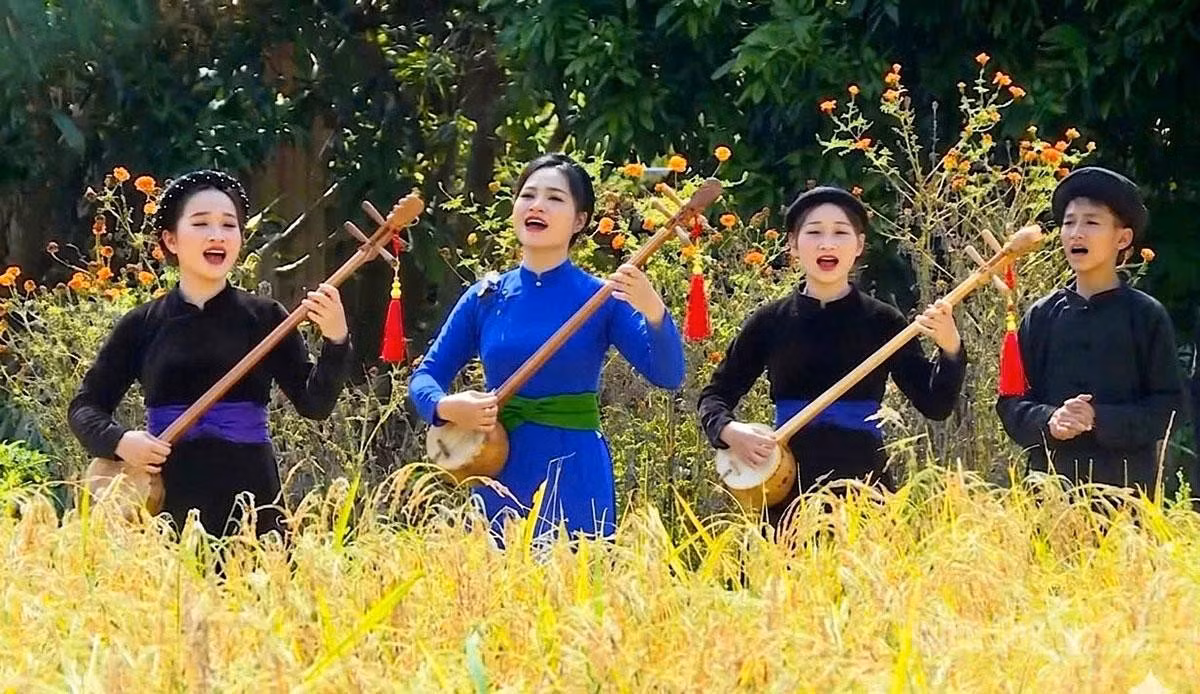 Le chant Then et le luth Tính contribuent à préserver les valeurs culturelles traditionnelles tout en renforçant l’attrait touristique de la région. Photo : baotuyenquang.