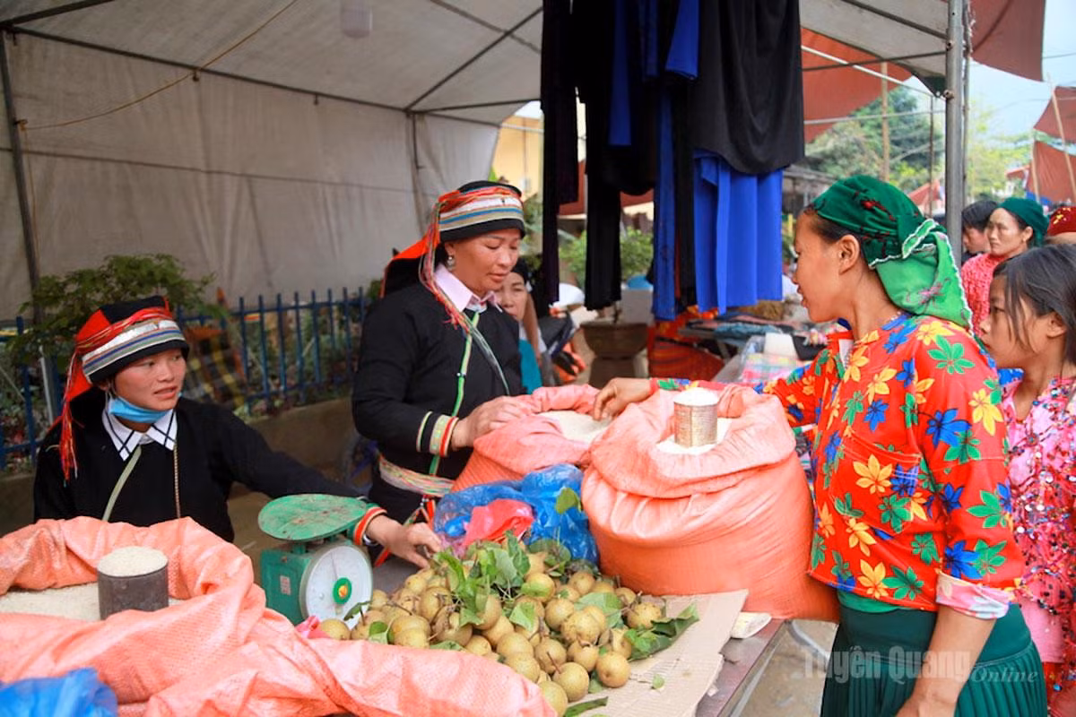 Le marché hebdomadaire de Du Gia offre une grande diversité de produits agricoles emblématiques du terroir local. Photo : baotuyenquang.