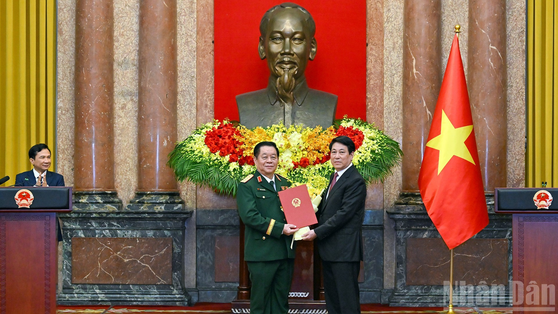 Le président Luong Cuong remet à Nguyen Trong Nghia, la décision le nommant chef du Département général de la politique de l’Armée populaire du Vietnam.