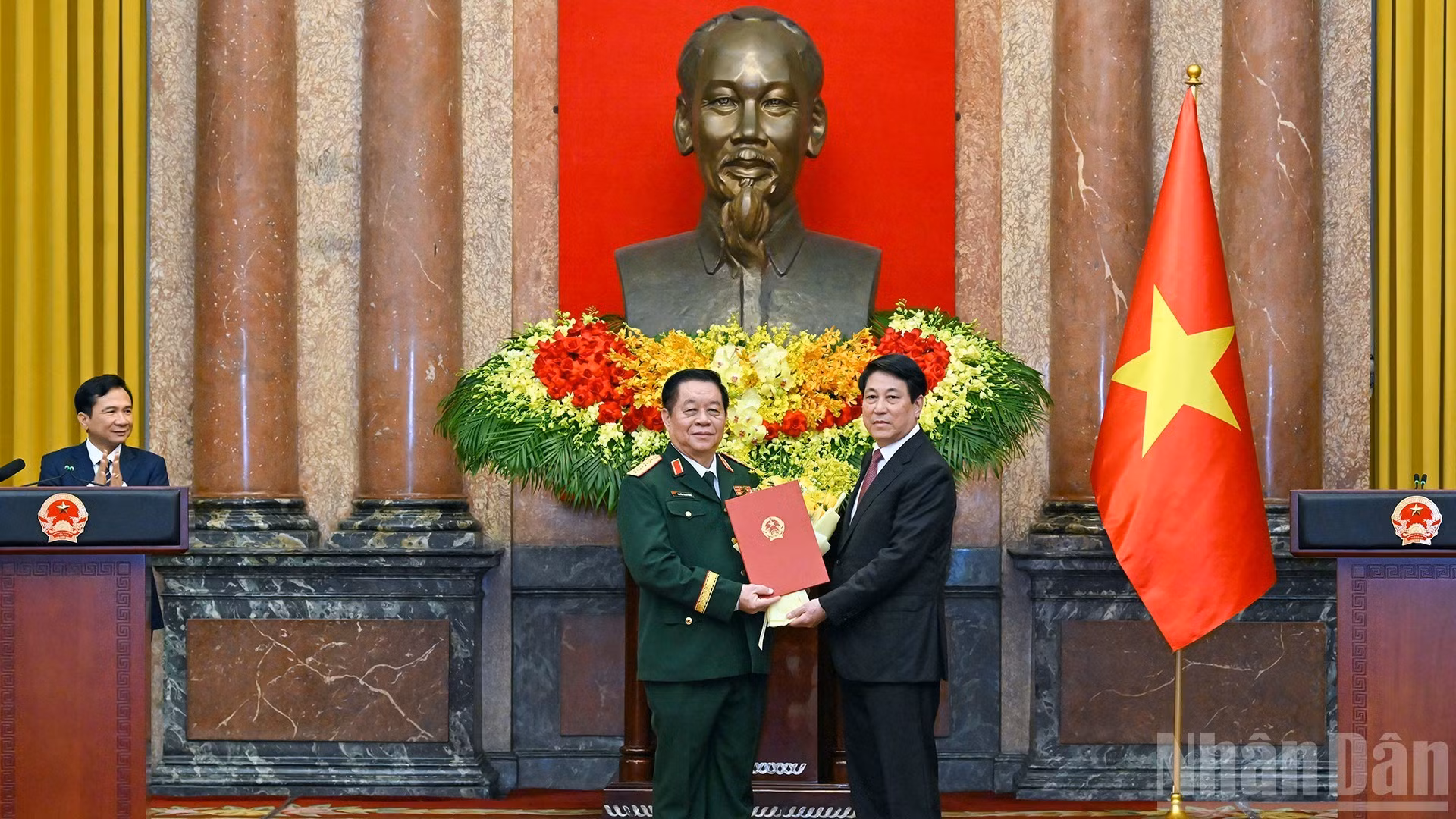 Le président Luong Cuong remet à Nguyen Trong Nghia, la décision le nommant chef du Département général de la politique de l’Armée populaire du Vietnam.