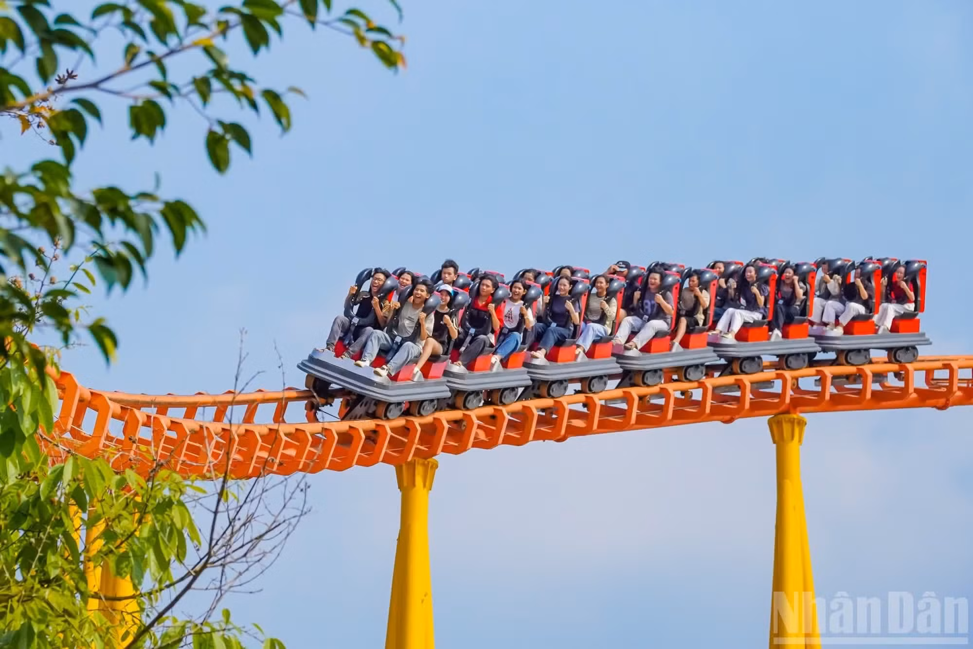 Au sein du complexe touristique et culturel de Suoi Tien, les espaces de jeux et les scènes de spectacle n’ont cessé d’attirer un grand public.