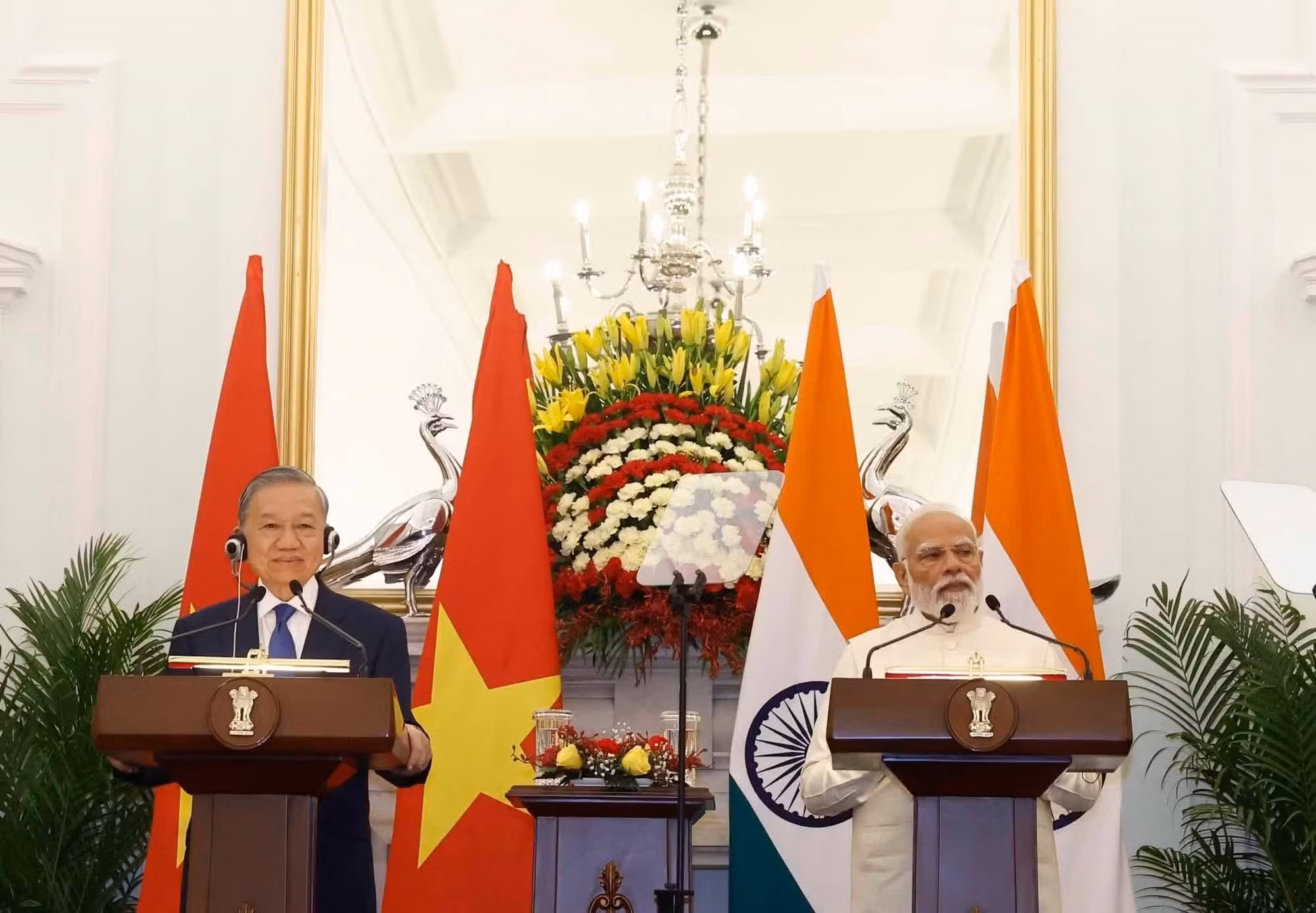 Le secrétaire général du PCV et président To Lam et le Premier ministre indien Narendra Modi ont rencontré la presse à New Delhi. Photo : VNA.