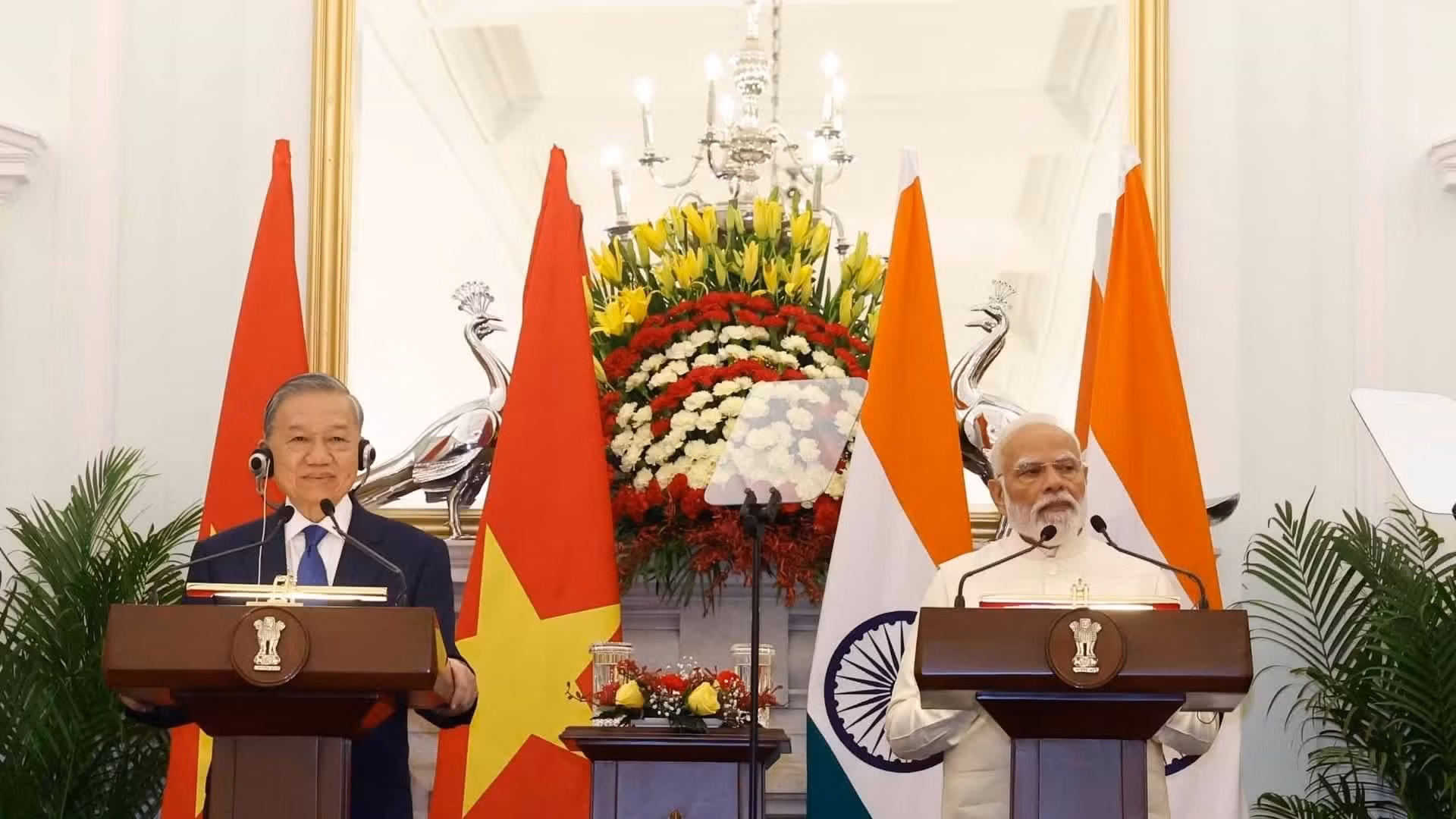 Le Premier ministre indien Narendra Modi et le secrétaire général du PCV et président vietnamien To Lam (gauche). Photo : VNA.