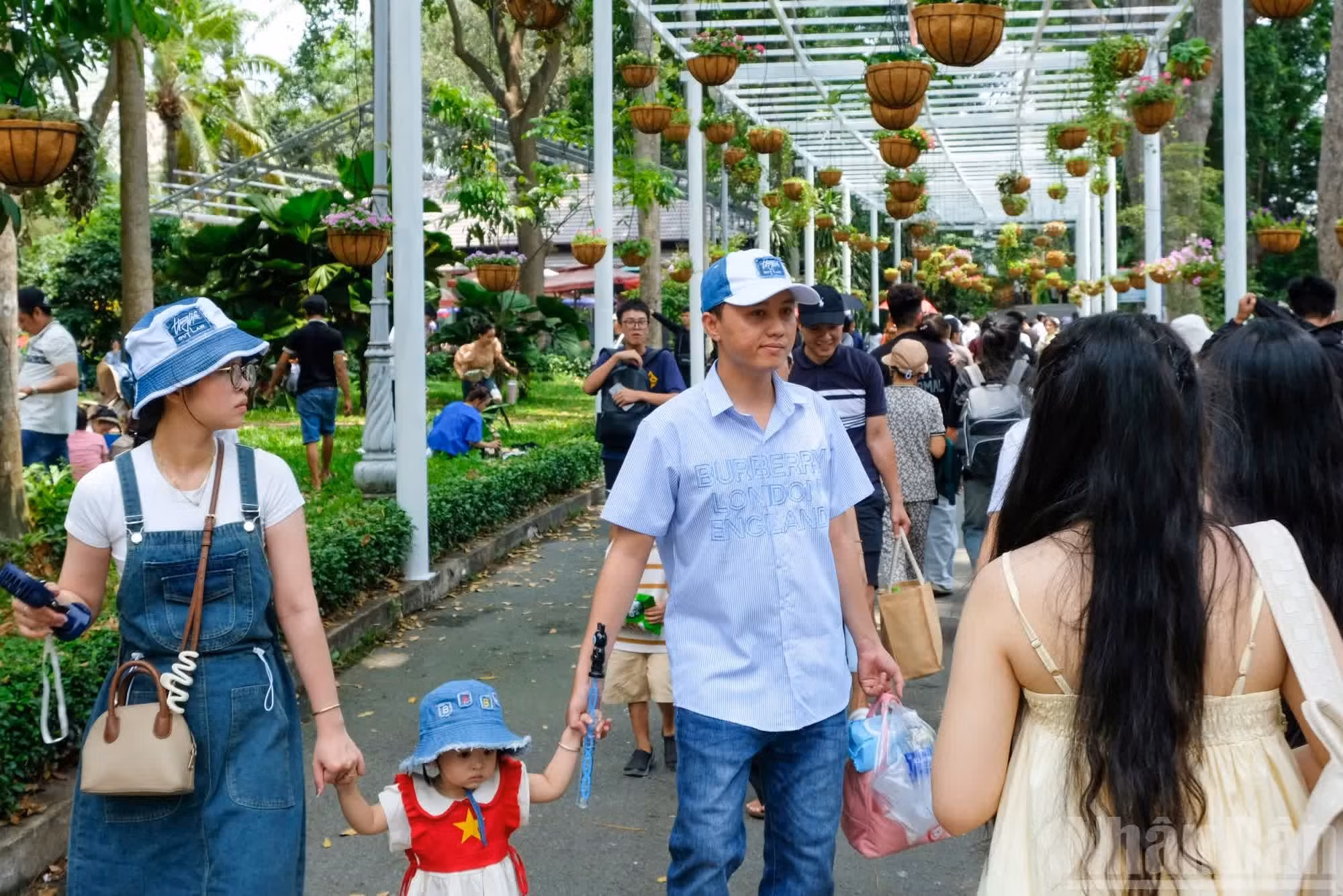 Dès les premières heures de la matinée, le jardin botanique et zoologique de Saïgon a accueilli une foule de familles, de jeunes et de touristes venus se détendre et profiter des lieux dans une ambiance particulièrement animée.