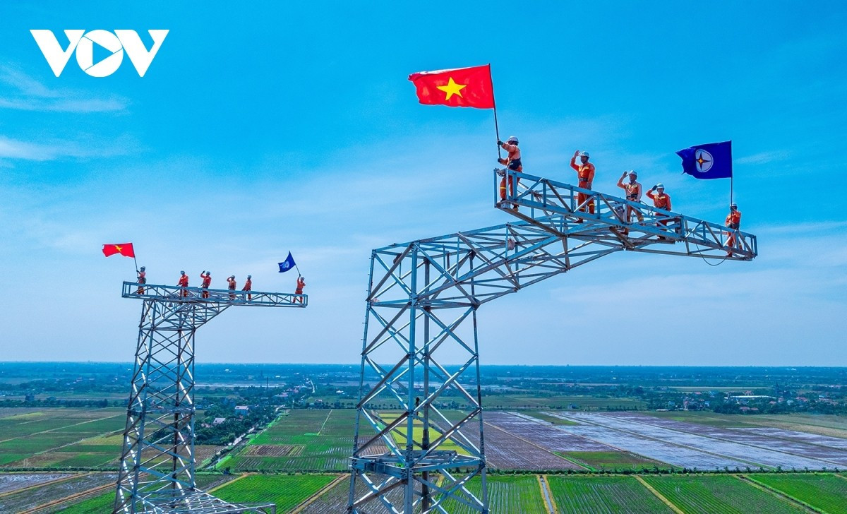 Des travailleurs du secteur électrique sur le chantier de la ligne de transmission d’électricité 500 kV circuit 3 Quang Trach-Pho Noi. Photo : VOV. dien-quang-trach-pho-noi.jpg