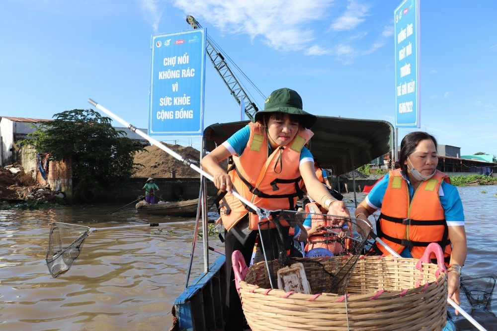 L’Union des femmes de Can Tho lance une campagne "Pour un Mékong sans déchets" au marché flottant de Cai Rang. Photo : kinhtemoitruong. can-tho-environnement.jpg