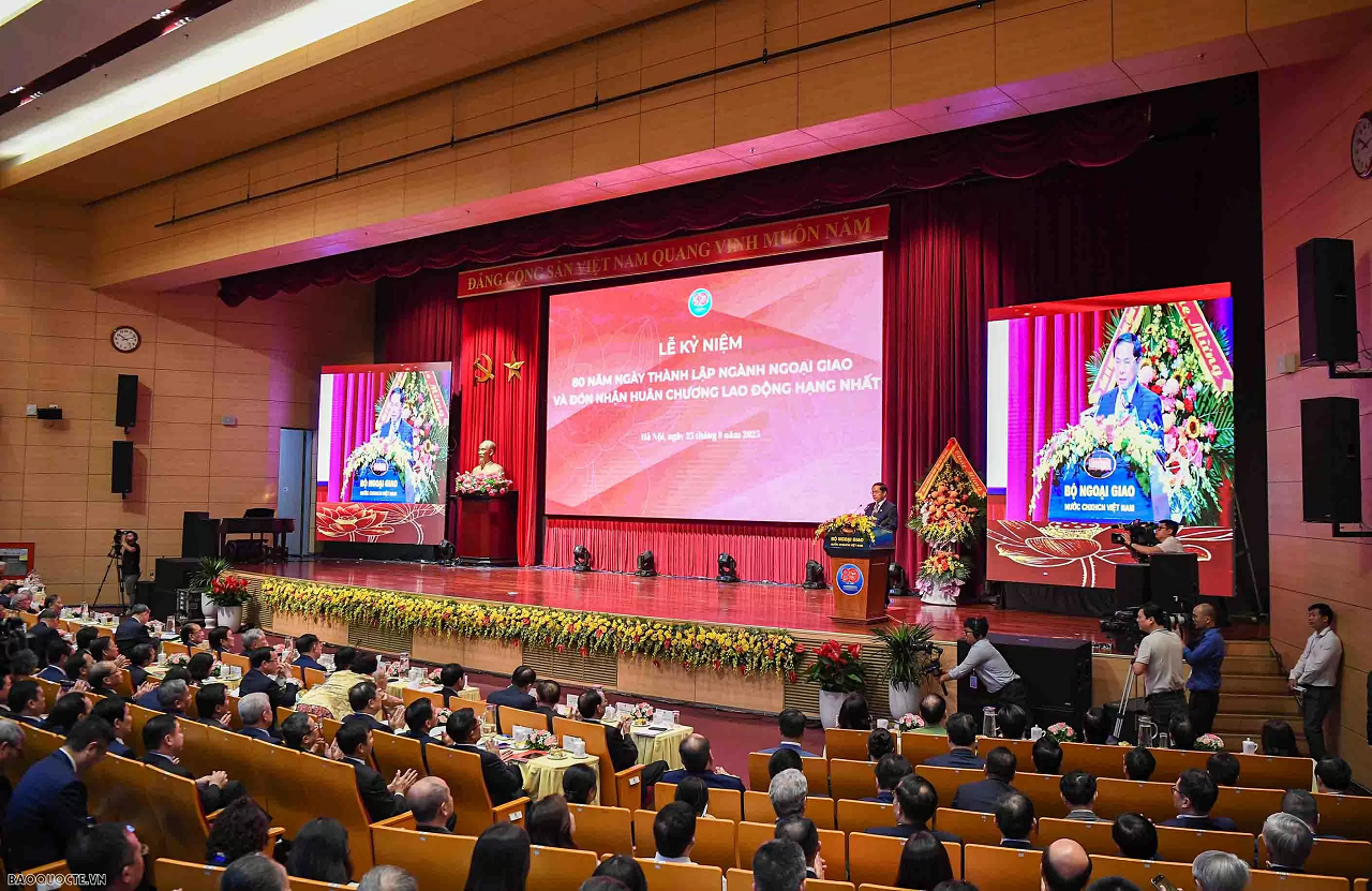 Lors de la cérémonie célébrant le 80e anniversaire de la diplomatie vietnamienne. Photo : baoquocte.