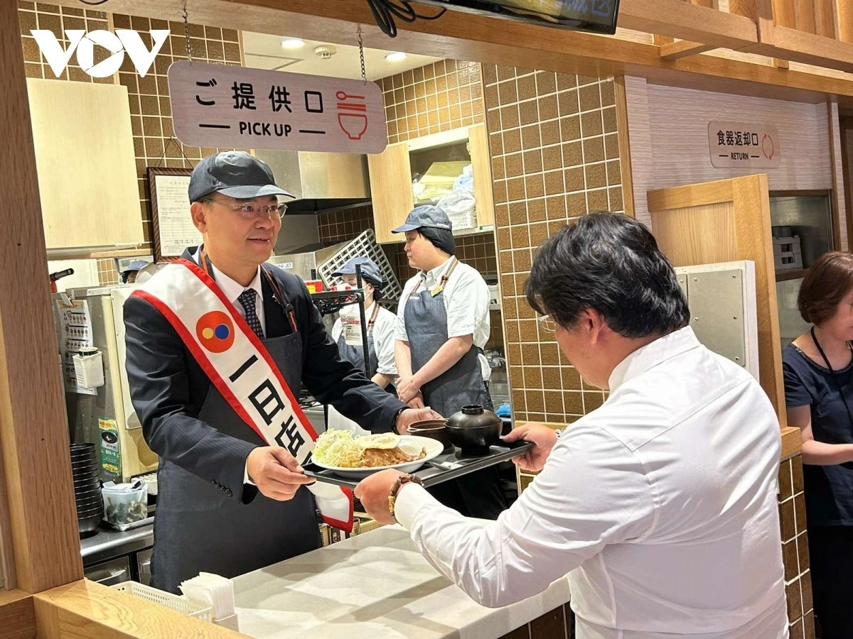 L’ambassadeur vietnamien au Japon Pham Quang Hieu en « patron d’un jour ». Photo : VOV. dai-su-hieu.jpg