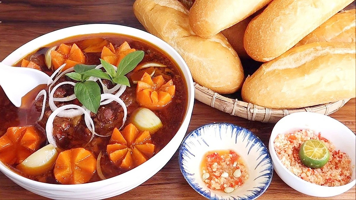 Le bo sot vang, ragoût de bœuf vietnamien, peut se déguster seul, avec du pain ou des nouilles. bo-sot-vang.jpg