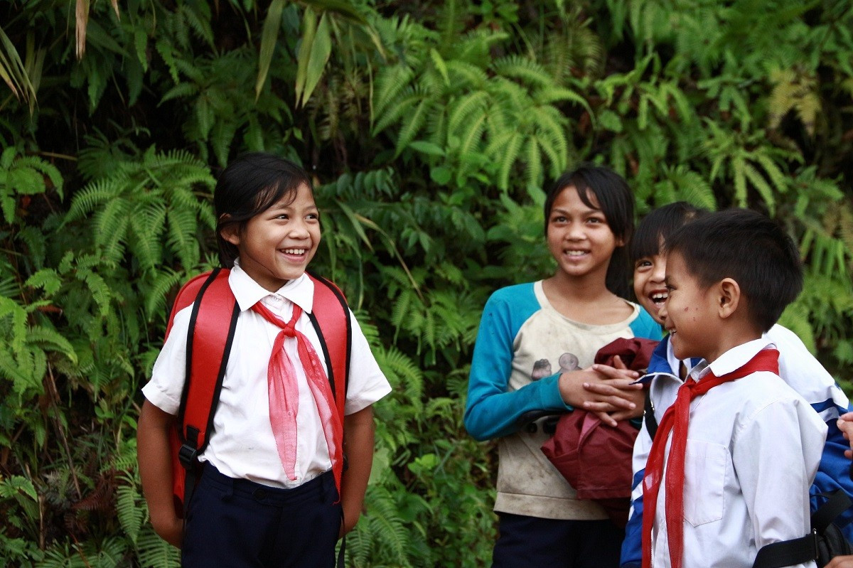 Aujourd’hui, près de 100 % des enfants du village vont à l’école. Photo : baodantoc. tre-em-den-truong.jpg
