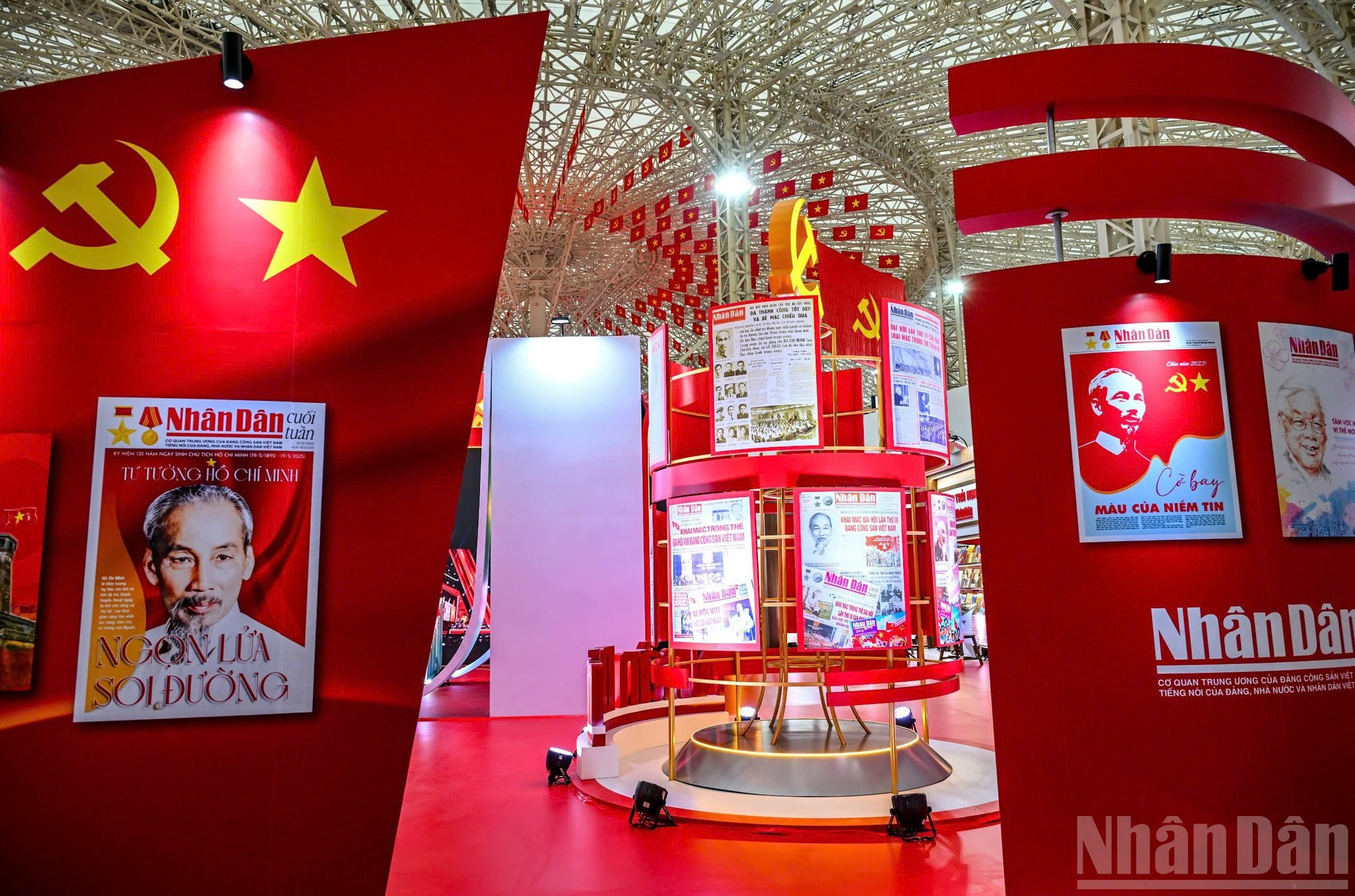 Le comité d’organisation souhaite que chaque visiteur, en particulier les jeunes, puisse ressentir la fierté nationale et un sens des responsabilités envers la Patrie. nhandan-expo.jpg