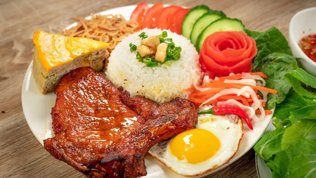 Le com tam suon (riz brisé aux travers de porc grillés) figure dans le classement des 100 plats à base de viande les mieux notés d’Asie du Sud-Est.