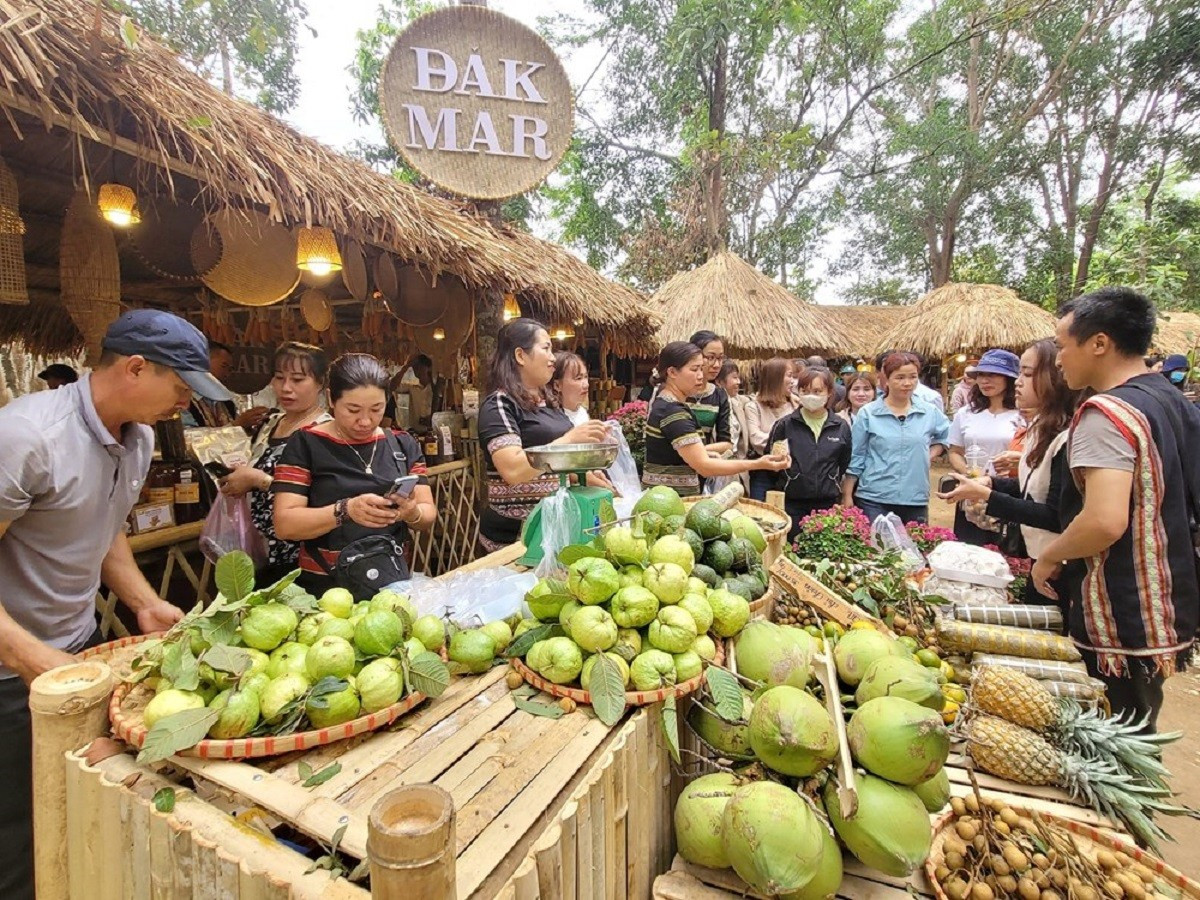 Lors d'un marché traditionnel des produits agricoles de Dak Mar. Photo : baovanhoa. cho-baovanhoa.jpg