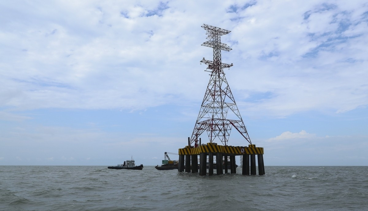 Projet d’électrification nationale vers la zone spéciale de Con Dao : pylône no 32 en mer, au large de Soc Trang. Photo prise le 17 juillet 2025. Photo : EVN. dien-con-dao.jpg