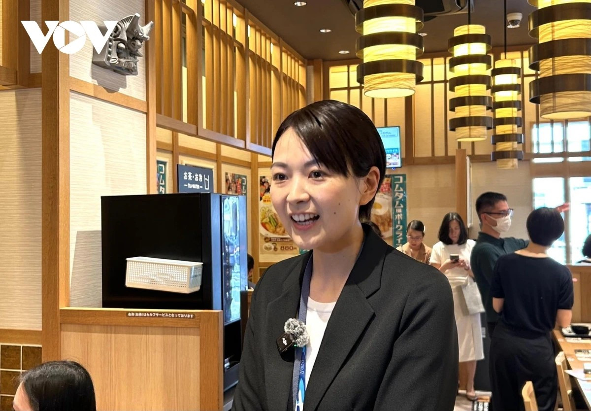 Mme Aoki, responsable chez Matsuya. Photo : VOV. aoki-matsuya.jpg