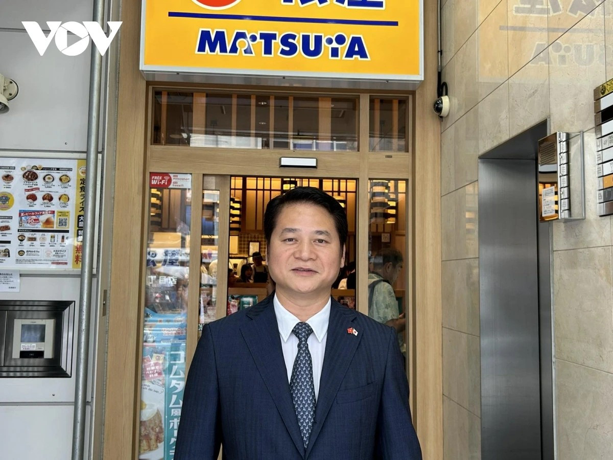 Le conseiller commercial vietnamien Ta Duc Minh souhaite promouvoir les ingrédients vietnamiens au Japon. Photo : VOV. tham-tan-ta-duc-minh.jpg