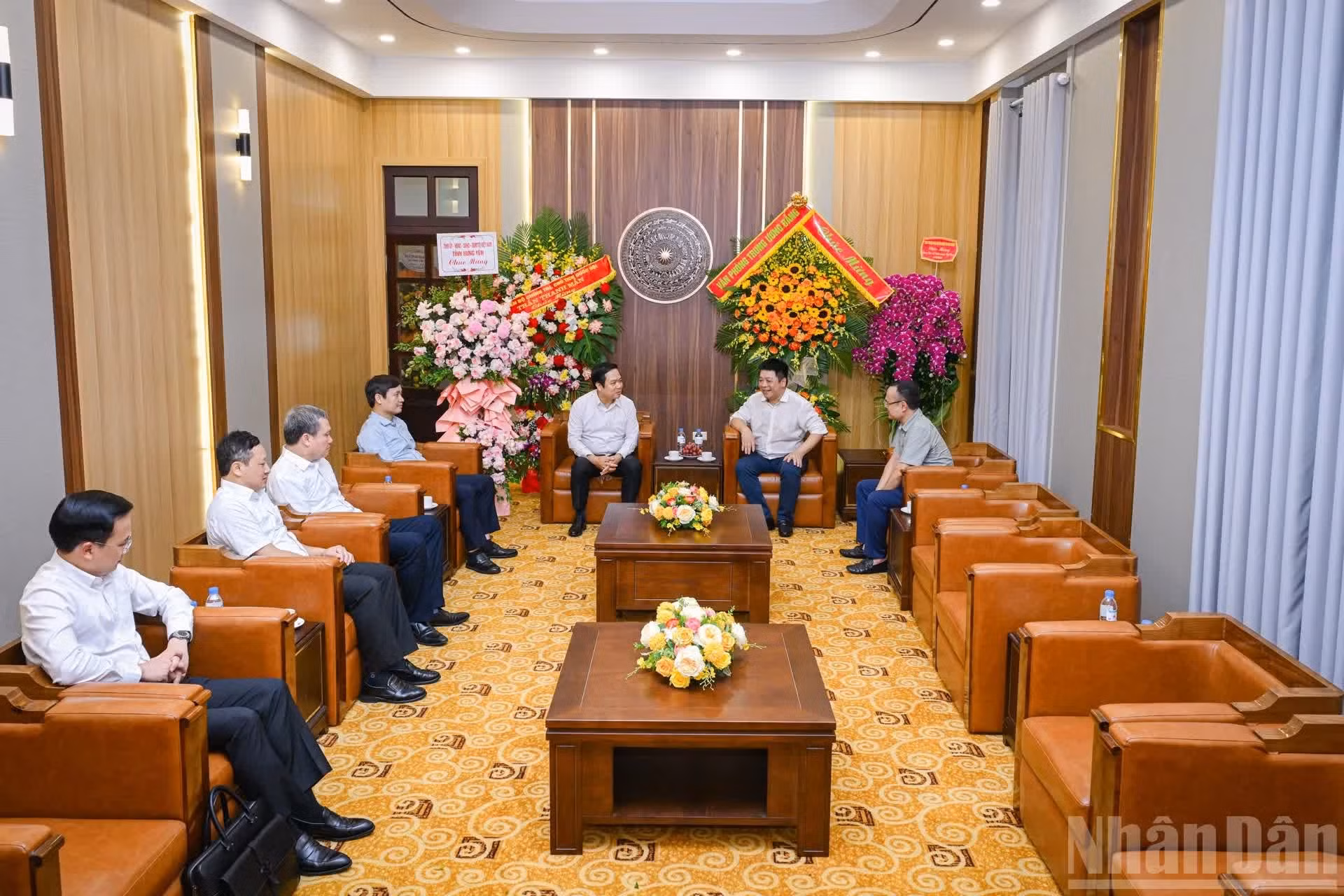 À cette occasion, Pham Quang Ngoc a exprimé le souhait que Nhân Dân et la province de Hung Yen poursuivent et renforcent leur coopération en matière de communication, contribuant ainsi au développement socio-économique de la province.