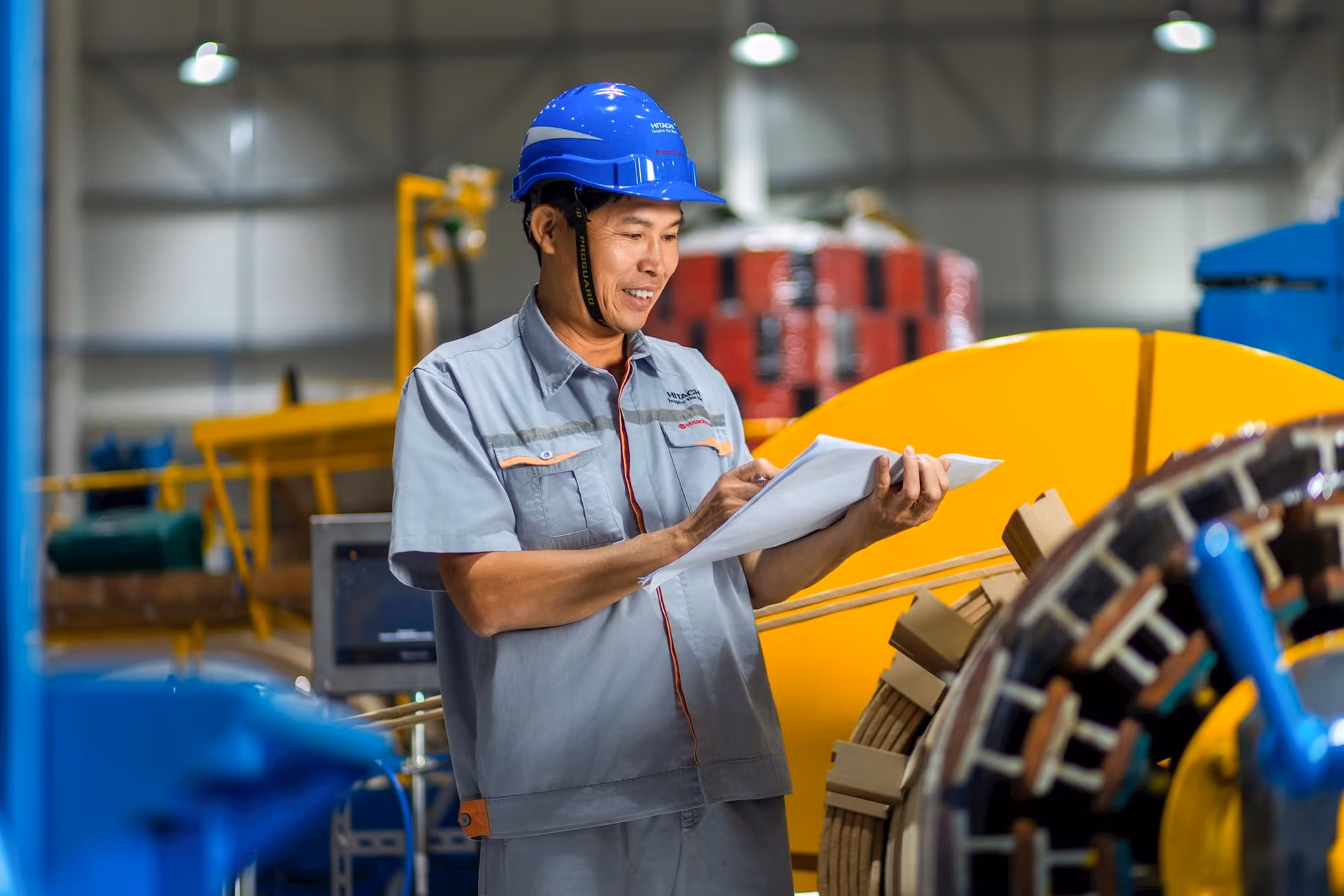 Dans l'usine de Hitachi Energy au Vietnam. Source : Ambassade de Suède au Vietnam.