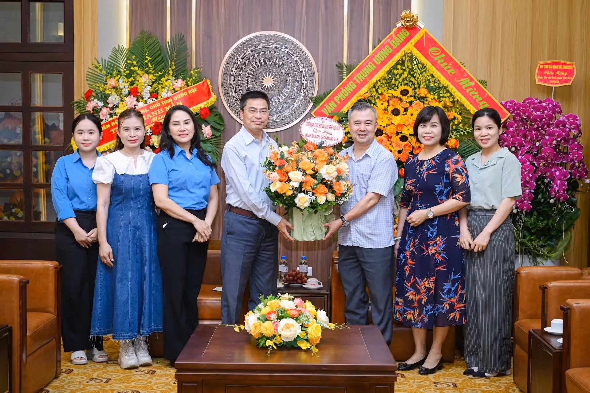 Une délégation du Syndicat vietnamien des sciences et des technologies, conduite par son vice-président Pham Quang Huong, s’est rendue au journal Nhân Dân pour lui présenter ses félicitations.