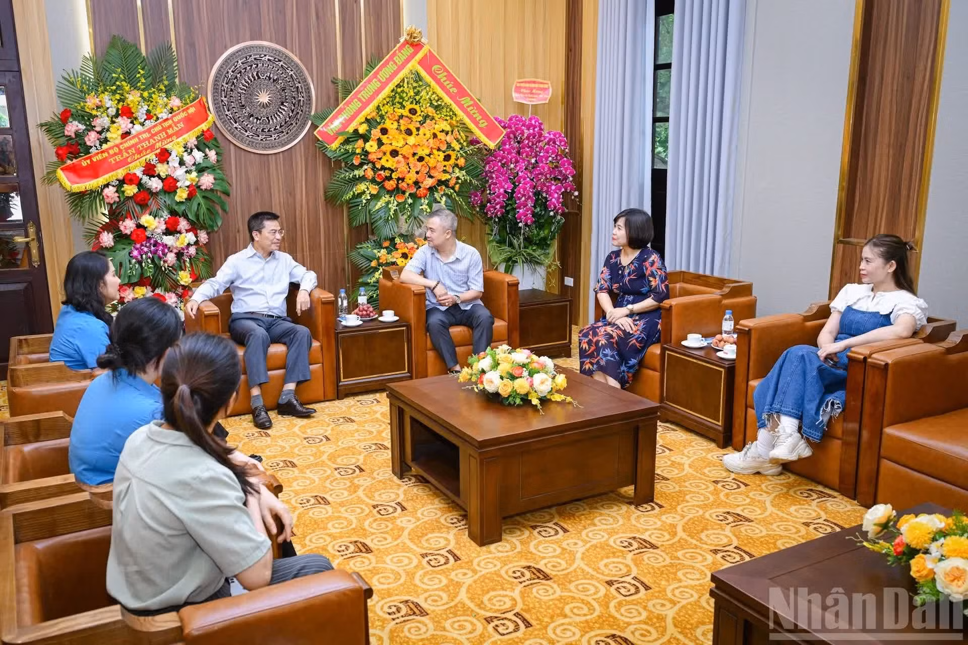 Dinh Song Linh a salué la coopération étroite entre les deux institutions dans l'organisation des activités syndicales et exprimé le souhait que cette organisation continue d’accompagner et de soutenir davantage le journal dans les années à venir.