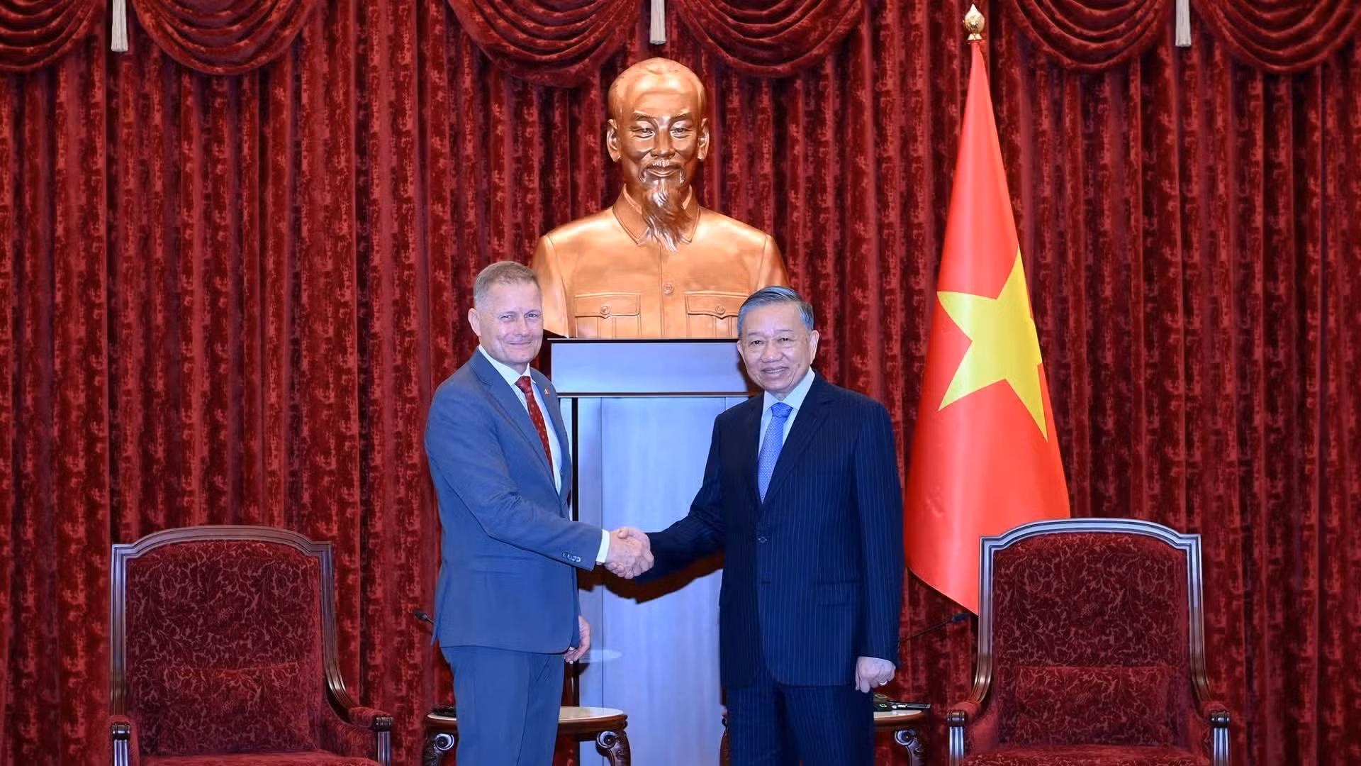Le haut dirigeant To Lam (à droite) et l’ambassadeur du Danemark au Vietnam, Nicolai Prytz.