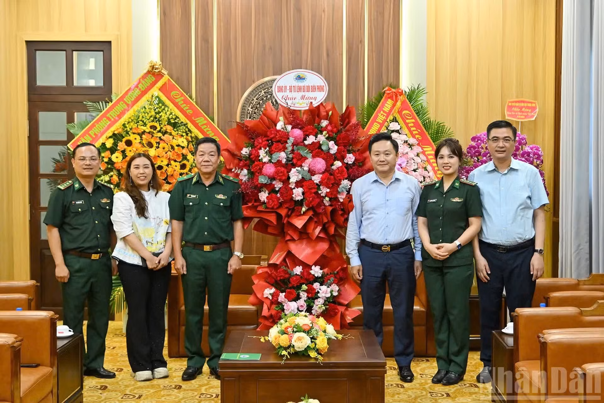 Phan Van Hung a reçu une délégation du Comité du Parti du Commandement des gardes-frontières, conduite par le général de division Van Ngoc Que, chef adjoint du Département politique des gardes-frontières.