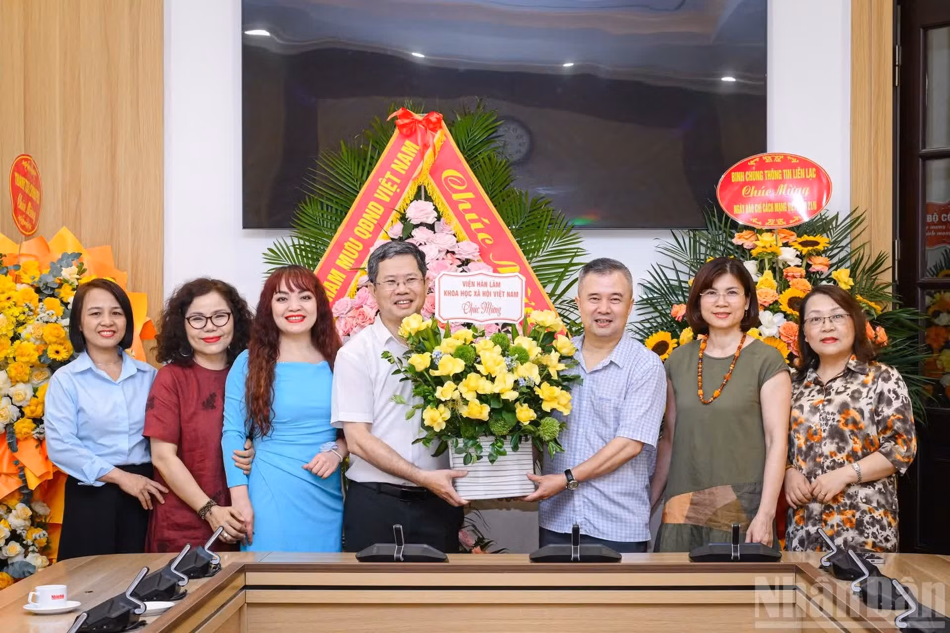 Le professeur associé et docteur Pham Minh Phuc, directeur adjoint du Bureau de l’Académie vietnamienne des sciences sociales et rédacteur en chef des Éditions des sciences sociales, félicite le journal Nhân Dân.