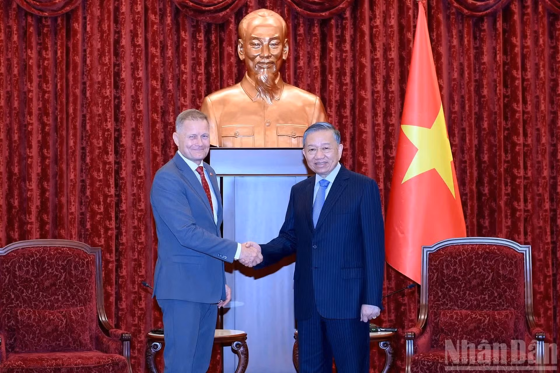 Le haut dirigeant To Lam (à droite) et l’ambassadeur du Danemark au Vietnam, Nicolai Prytz.