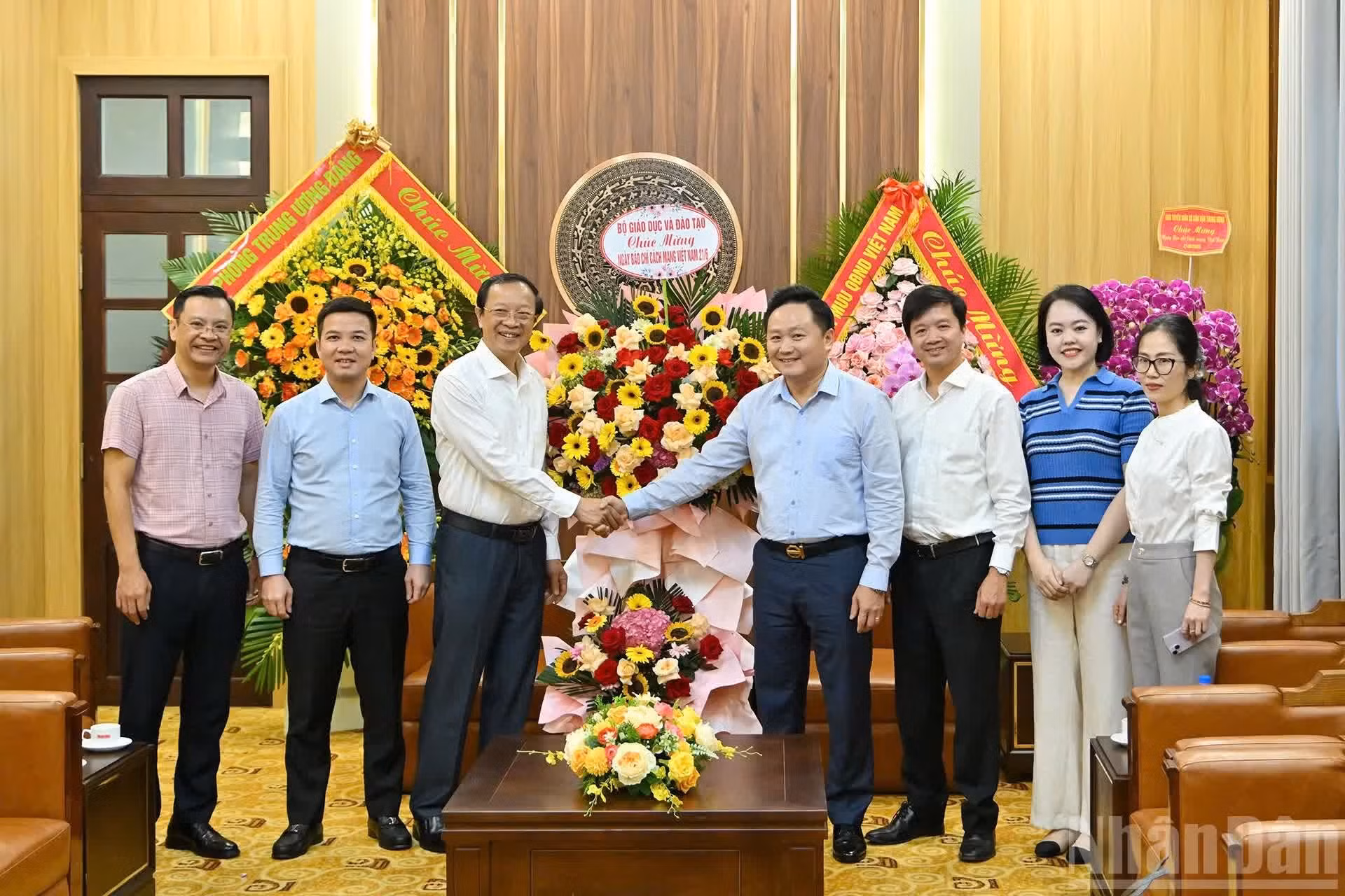 Phan Van Hung, rédacteur en chef adjoint du journal Nhân Dân, a accueilli une délégation du ministère de l’Éducation et de la Formation, conduite par le vice-ministre permanent Pham Ngoc Thuong.