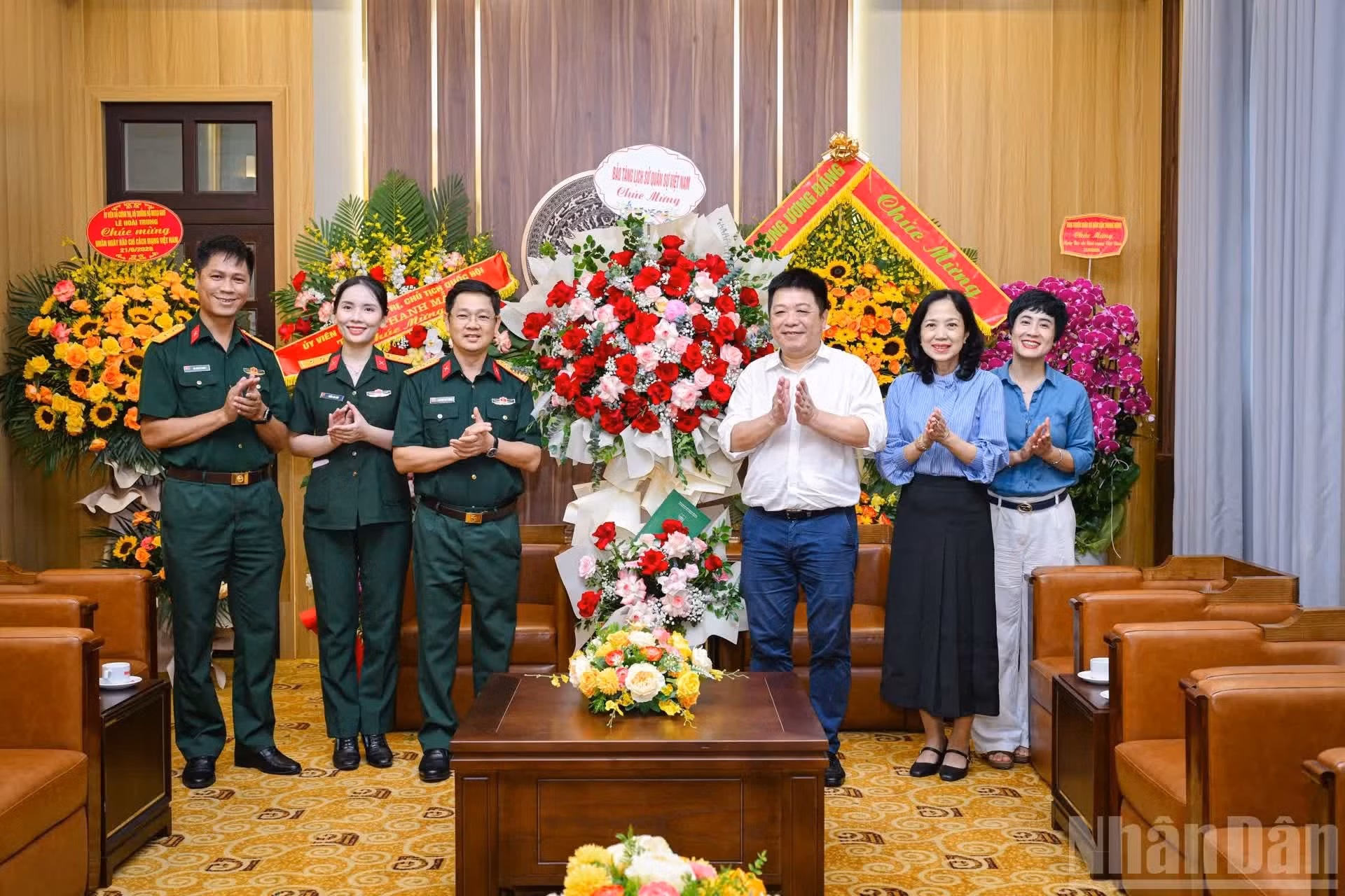 Une délégation du Musée d’histoire militaire du Vietnam, conduite par le lieutenant-colonel Nguyen Hai Cuong, directeur adjoint du musée, s’est rendue au siège du journal pour lui présenter ses félicitations.