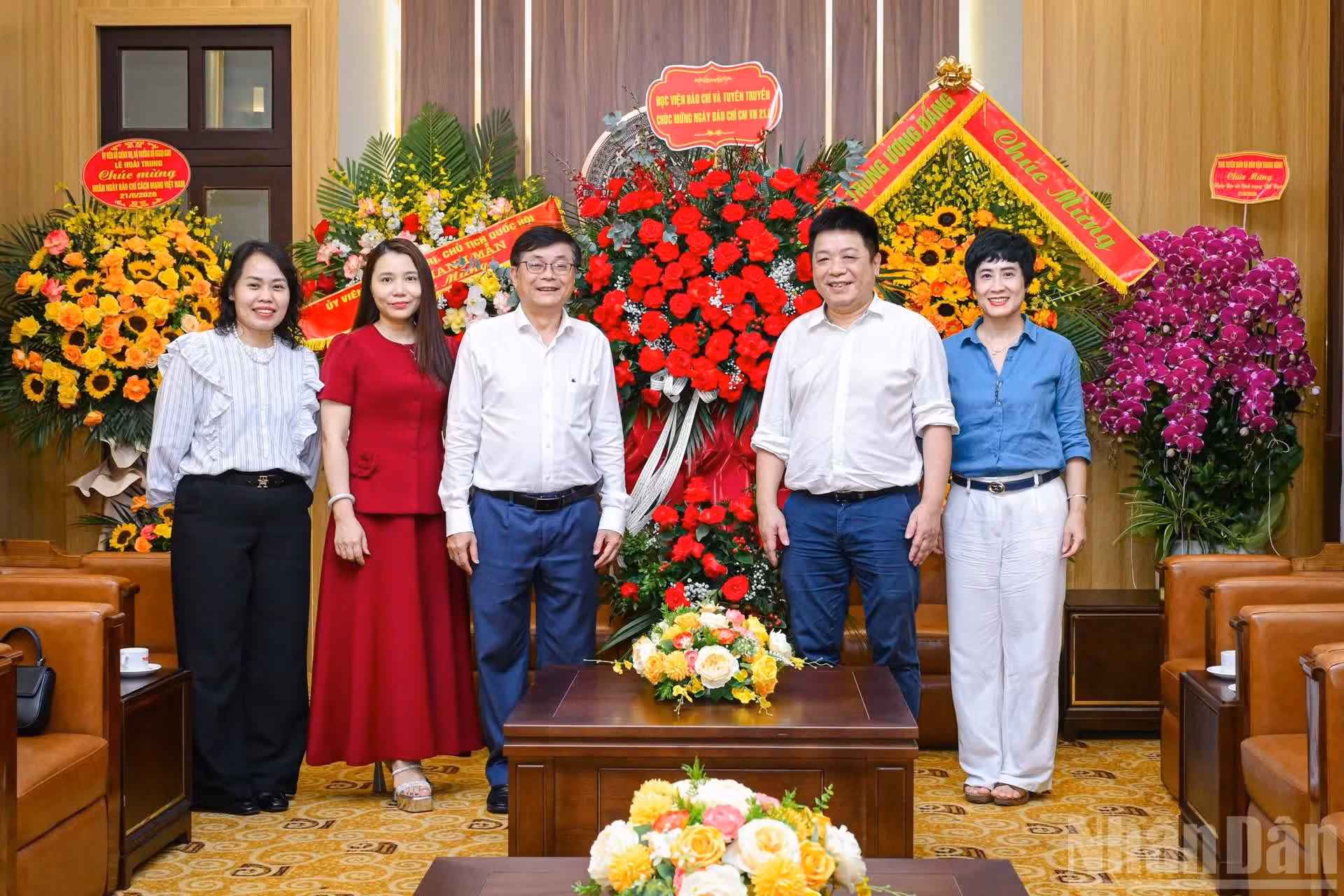 En recevant une délégation de l’Académie du journalisme et de la communication, conduite par le professeur associé et docteur Pham Minh Son, directeur de l’établissement, venue présenter ses félicitations au journal Nhân Dân à l’occasion du 101e anniversaire de la Journée de la presse révolutionnaire vietnamienne, Que Dinh Nguyen a exprimé sa gratitude envers cette institution.