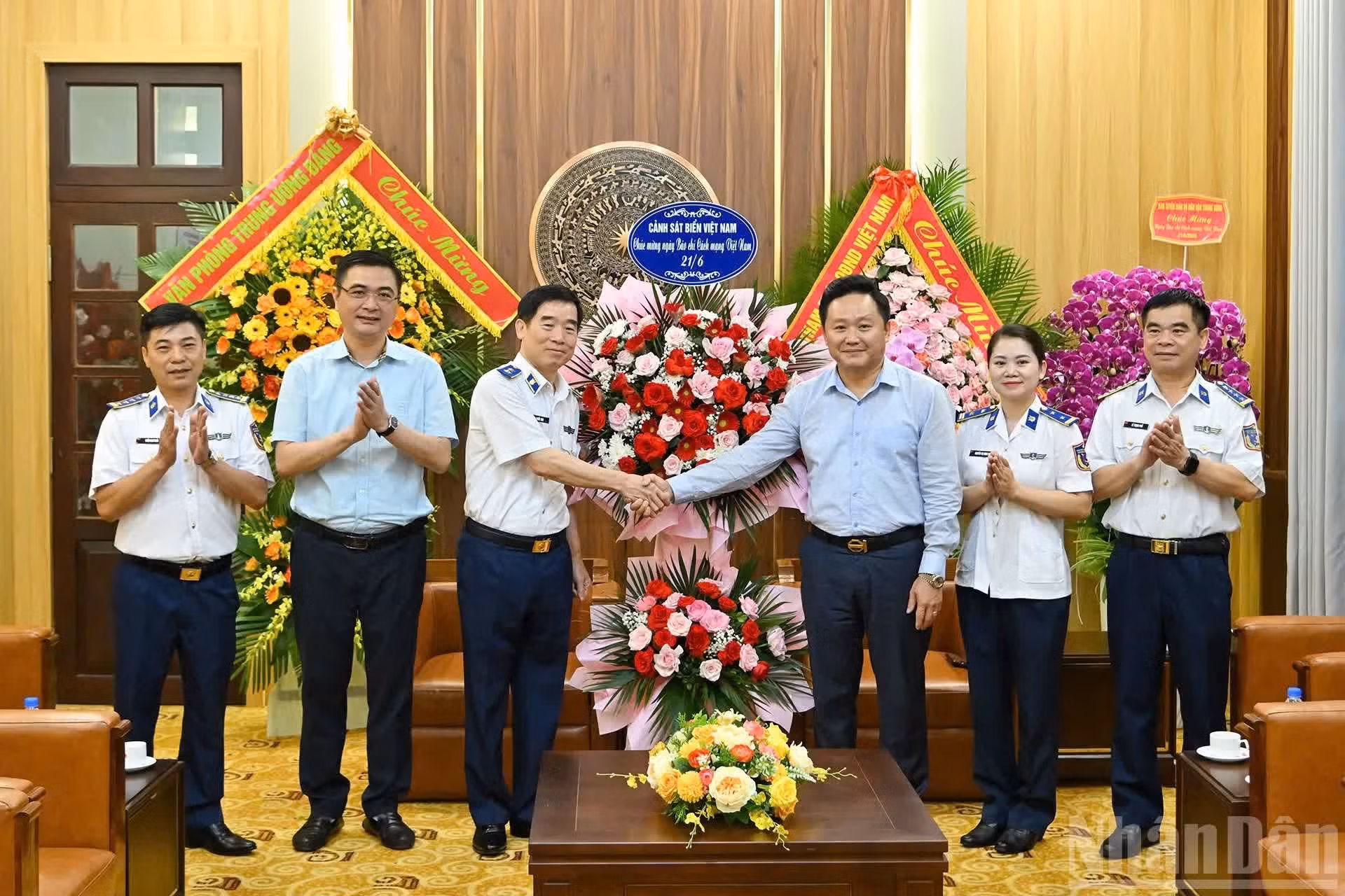 Phan Van Hung a reçu une délégation du Commandement des garde-côtes du Vietnam, conduite par le lieutenant-général Bui Quoc Oai, commissaire politique des garde-côtes vietnamiens.