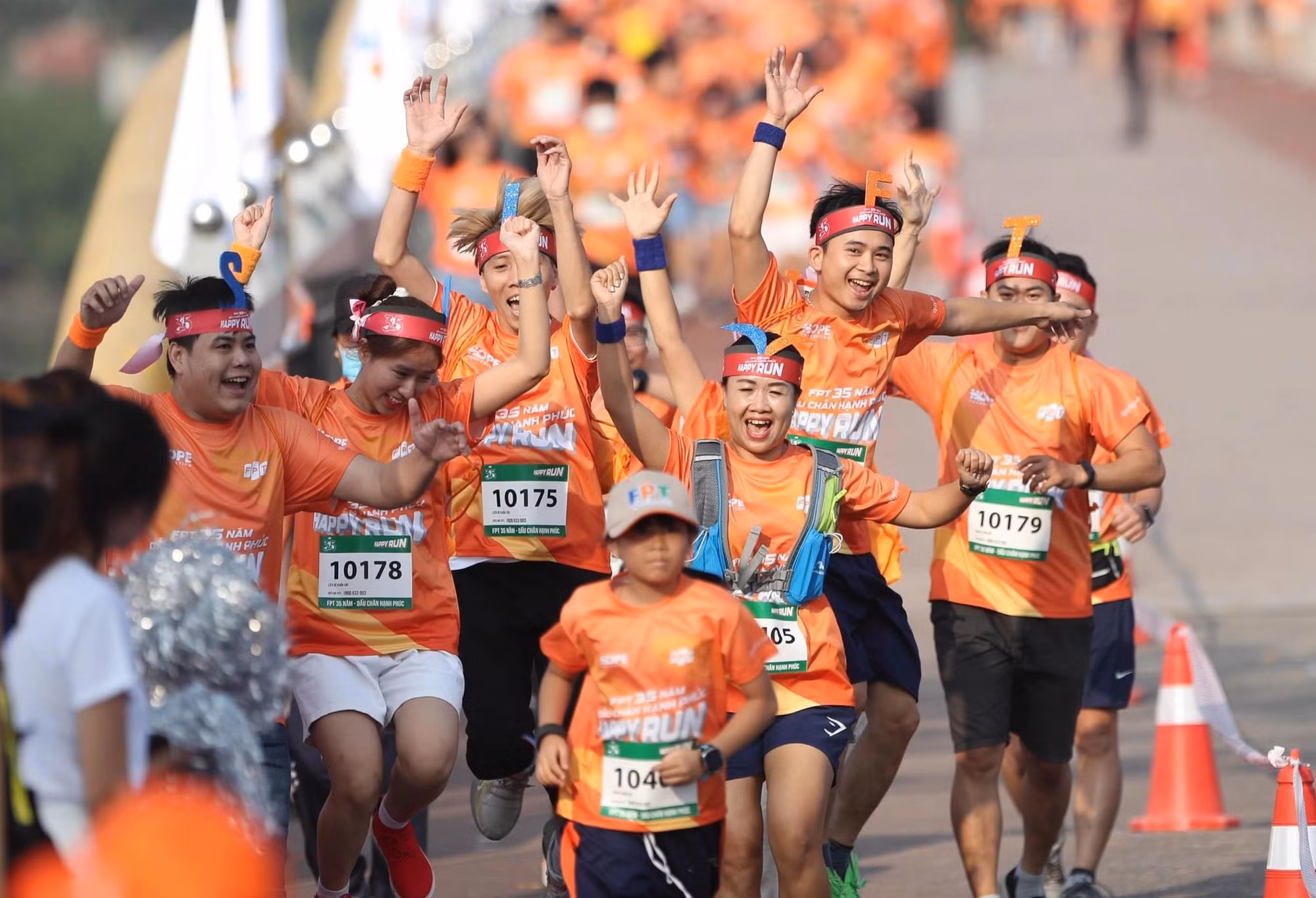 Les coureurs affichent leur enthousiasme lors de la course Happy Run, organisée pour soutenir la scolarisation des enfants issus de régions défavorisées. Photo : Vnexpress.