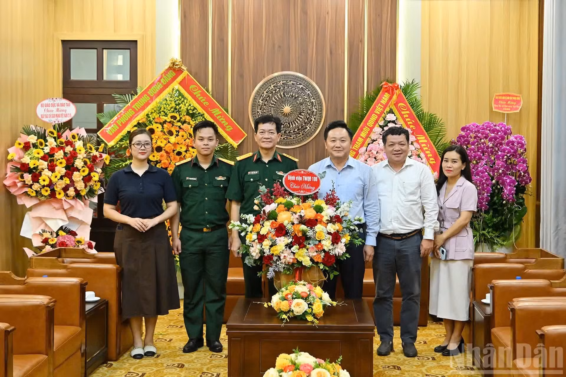 En recevant une délégation de l'Hôpital central militaire 108, conduite par le colonel Pham Dinh Sang, chef adjoint du Département politique de l'établissement, le rédacteur en chef adjoint Phan Van Hung a remercié les responsables ainsi que l'ensemble du personnel médical pour l'attention et le soutien accordés aux cadres et aux employés du journal.