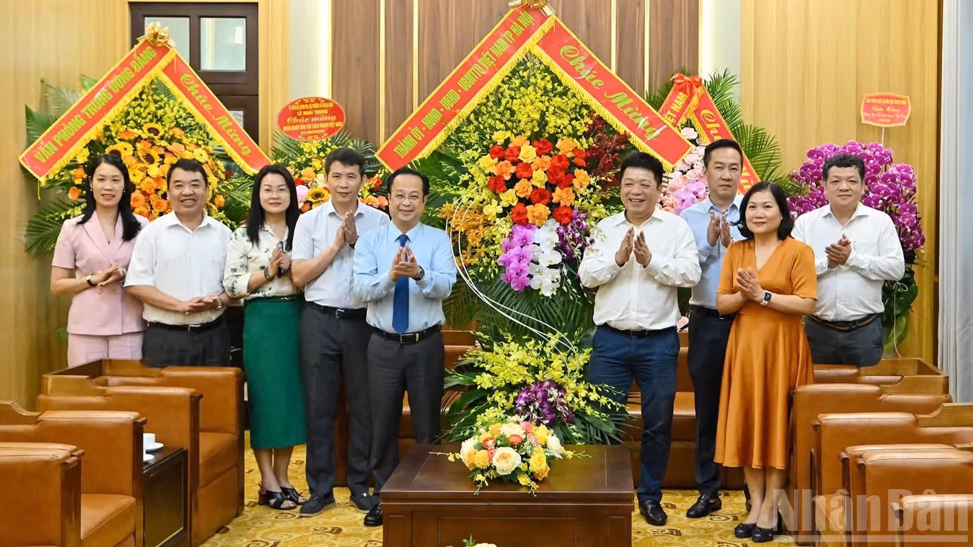 Que Dinh Nguyen, rédacteur en chef adjoint du Nhân Dân, a reçu une délégation de la ville de Hanoï, conduite par Tran The Cuong, vice-président permanent du Conseil populaire municipal.