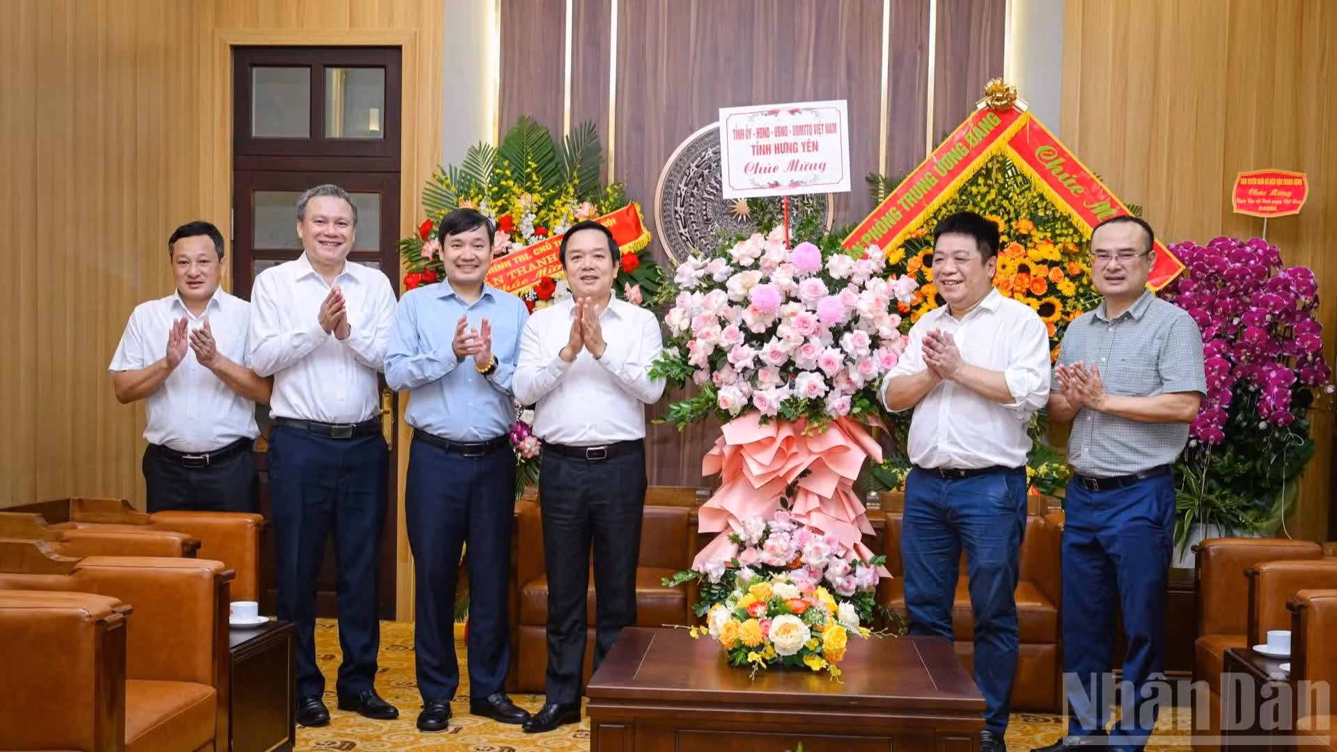 Pham Quang Ngoc, membre du Comité central du Parti et secrétaire du Comité provincial du Parti de Hung Yen, s’est rendu au journal Nhân Dân pour lui présenter ses félicitations.