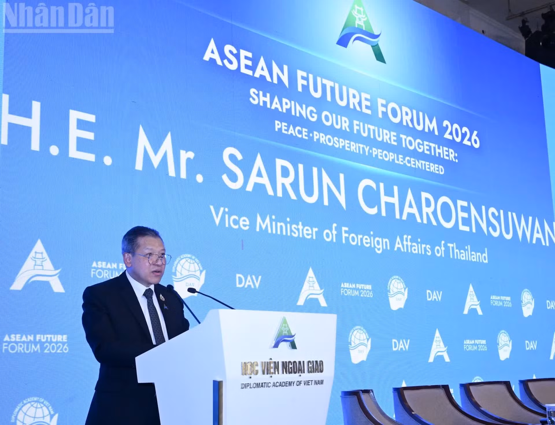 Le vice-ministre thaïlandais des Affaires étrangères, Sarun Charoensuwan, s'exprime.
