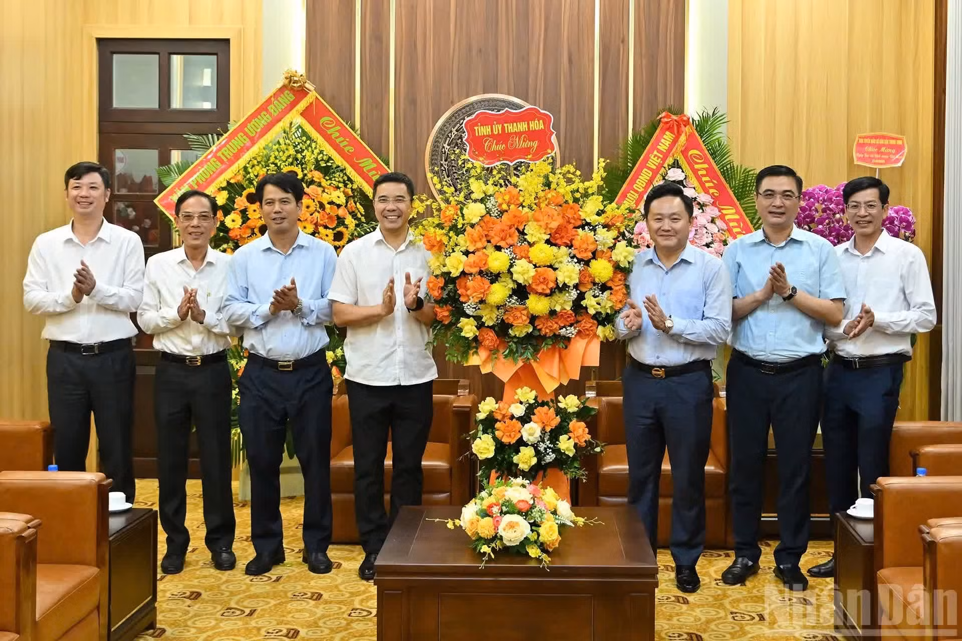Conduite par Nguyen Hong Phong, membre suppléant du Comité central du Parti, secrétaire adjoint permanent du Comité provincial du Parti et président du Conseil populaire provincial, une délégation de la province de Thanh Hoa s’est rendue au siège du journal pour lui présenter ses félicitations.