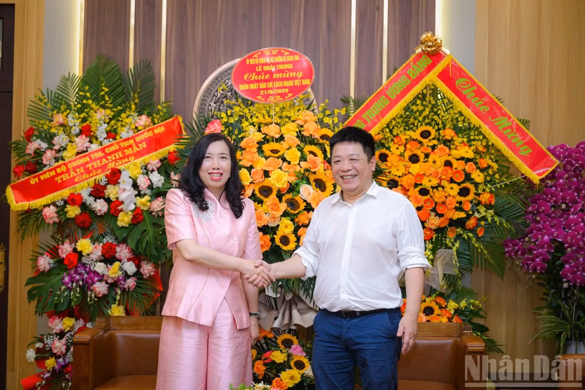 Une délégation du ministère des Affaires étrangères, conduite par Mme Le Thi Thu Hang, vice-ministre des Affaires étrangères, est venue présenter ses félicitations au journal Nhân Dân en cette occasion dédiée aux professionnels de la presse.