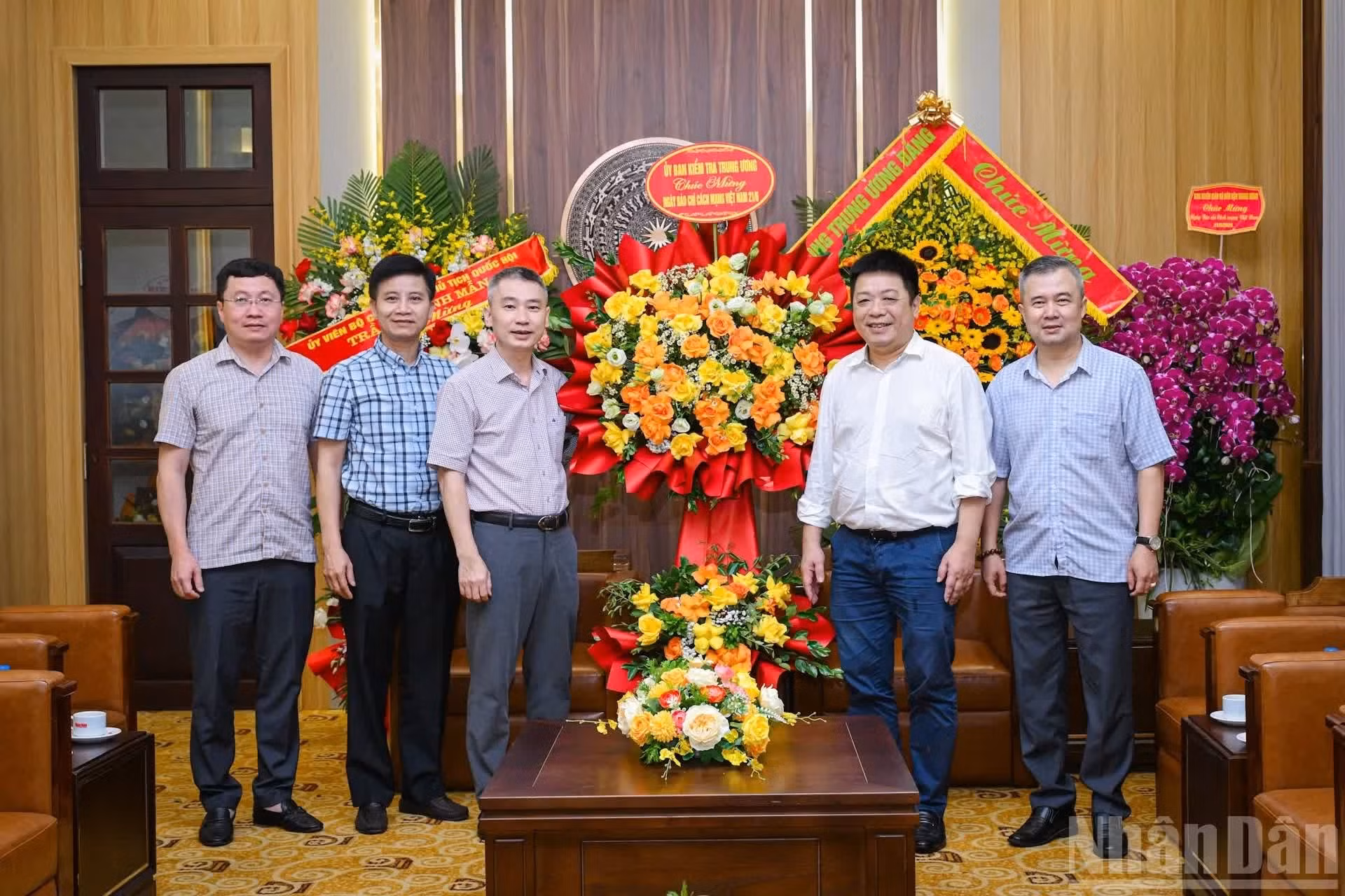 Dans l’après-midi de la même journée, Dang Tran Kien, directeur du Département territorial III relevant de la Commission centrale du contrôle du Parti, a offert, au nom de son institution, une gerbe de fleurs et présenté ses meilleurs vœux au journal à l’occasion de la Journée de la presse révolutionnaire vietnamienne.