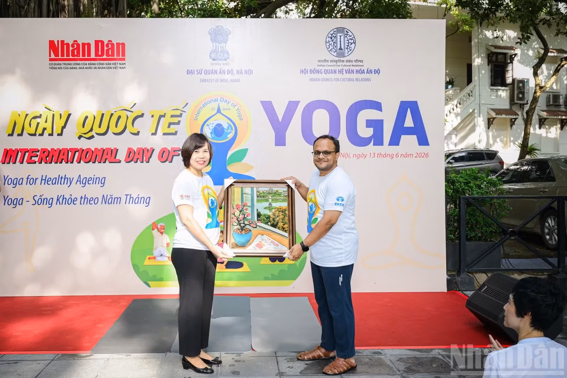 Le Syndicat du Journal Nhân Dân offre à l’ambassade de l’Inde au Vietnam une œuvre symbolisant l’amitié entre les deux pays.